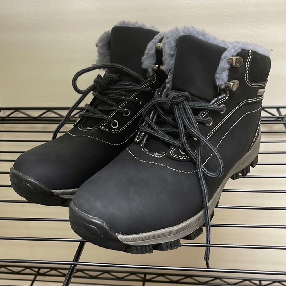 Off brand outdoors boot, European size 40, unisex boot fur lined